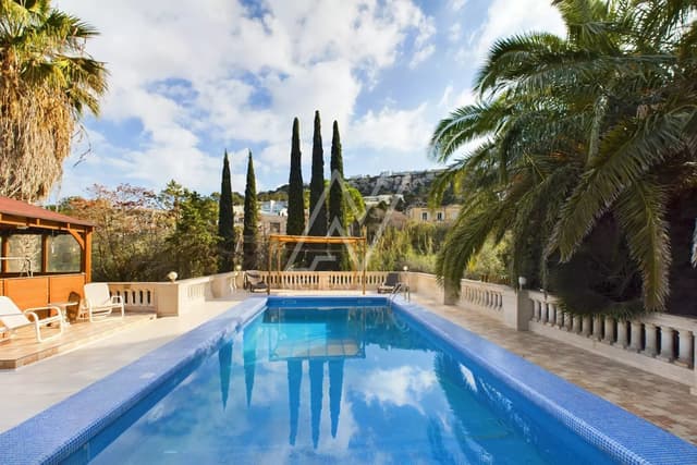 Superb Villa with Mature Garden & Swimming-Pool in Santa Marija Estate