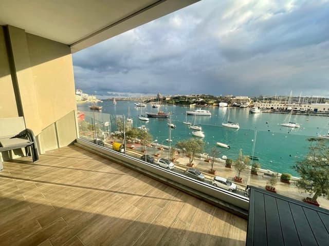 Luxurious Seafront 3 bedrooms 3 bath Apartment